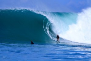 Mentawai ‘onfire’, grande, pesado e quase vazio