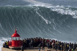 BIG RIDERS PEDEM A REVISÃO DA PROIBIÇÃO DO SURF NA NAZARÉ