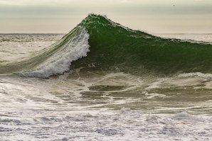 FURACÃO LORENZO PROVOCA ONDAS EM FORMA &quot;THE WEDGE&quot; EM ESPINHO