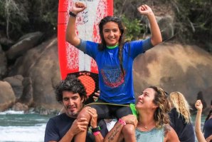 Sophia Medina carregada em ombros pelos pais.