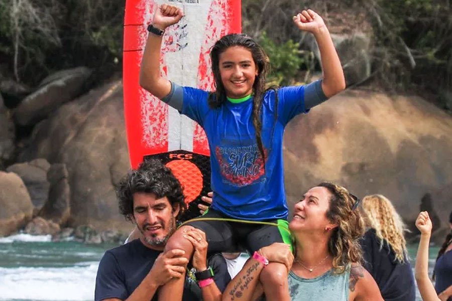 Sophia Medina carregada em ombros pelos pais.