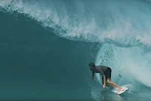 John John Florence reencontra um secret surf spot com &quot;tubos quadrados&quot;