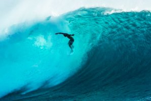 Kelly Slater desafia as leis da física em Cloudbreak