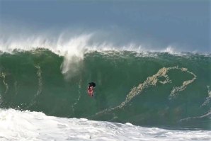 Nathan Florence numa troca de tubos com os locais de Puerto Escondido