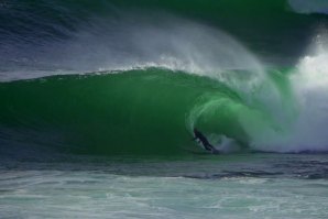 A 1ª sessão de Surf completa de Nathan Florence na onda da Cave na Ericeira