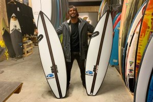 Lucas Chianca com as pranchas da ORG Surboards