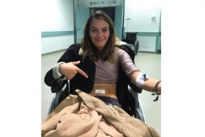 Mariana à saída do hospital.