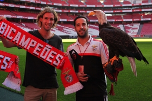 MATT WILKINSON VISITA O ESTÁDIO DA LUZ