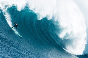 Alex Botelho a dropar uma bomba na Praia do Norte. 