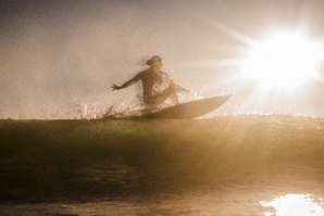 Stephanie Gilmore num clique incrível em Hossegor. 