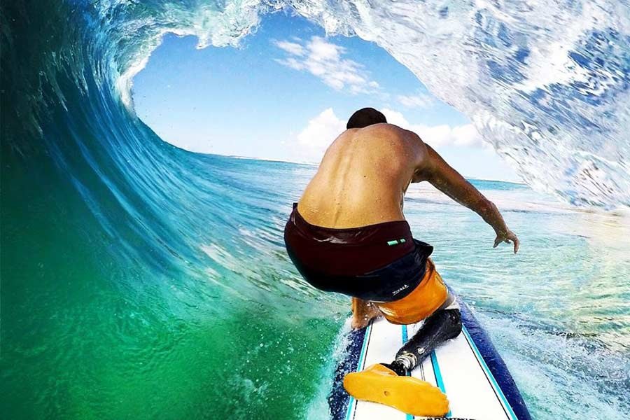 Mike Coots continua a surfar graças a uma prótese.