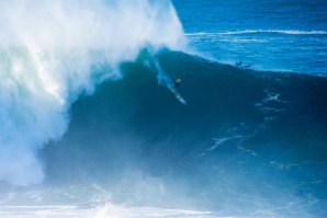 Hugo Vau a competir na Praia do Norte em dezembro de 2016. 