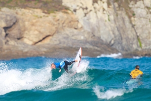 Ruben Gonzalez a atacar uma esquerda em Pantin rumo ao round 3.