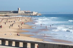 Chuvas da passada segunda-feira poluem Praia de Carcavelos.