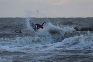 HOLANDA DEBITA CONDIÇÕES ‘HARDCORE’ NO RIP CURL GROMSEARCH LOCAL