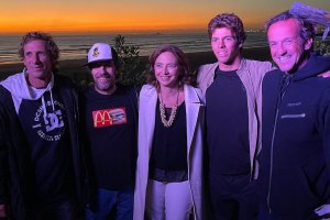 Presidente da C.M. Almada presente na festa surpresa da comunidade de surf da Caparica ao campeão nacional Guilherme Ribeiro