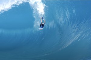 A onda que Mike Stewart desceu em Teahupoo
