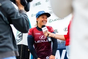 Yolanda Hopkins mantém sonho da pós-temporada vivo num dia de grandes performances em Trestles