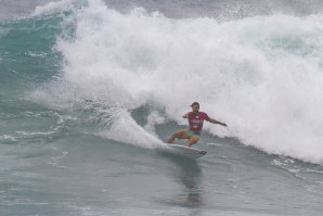 Frederico Morais durante a sua bateria na ronda 3 no Vans World Cup em Sunset