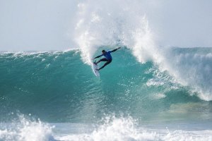 Muito confiante, Kikas a superar Fanning e John John de forma incrível.