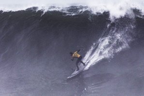 Alex a descer um vagalhão durante o último Nazaré Challenge. 