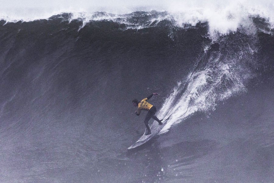 Alex a descer um vagalhão durante o último Nazaré Challenge.