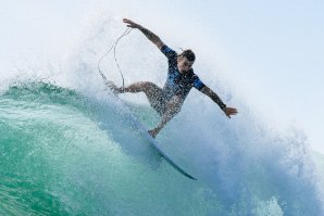 Mikey Wright esteve fortíssimo e afastou o campeão mundial de prova.