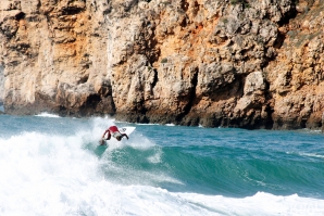 ENQUANTO ISSO..., O SURF NAS ONDAS ALGARVIAS