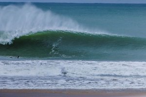 O melhor swell de 2025 brindou Carcavelos com vários dias de tubos clássicos