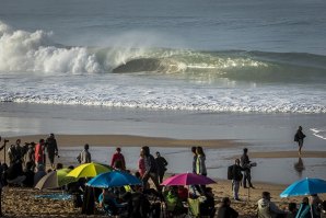 Supertubos à espera de swell, o swell esperado.