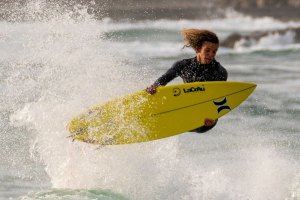 Santiago Graça, Francisco Mittermayer e outros jovens surfistas iluminam o mar da Linha de Cascais