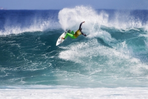 Michel Bourez durante a meia final com Kelly Slater