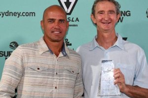 O ar de felicidade de Mark Richards ao lado de Kelly Slater com o troféu “Midget Farrelly Lifetime Achievement Award”. Imagem: Newcastle Herald