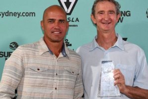 O ar de felicidade de Mark Richards ao lado de Kelly Slater com o troféu “Midget Farrelly Lifetime Achievement Award”.  Imagem: Newcastle Herald