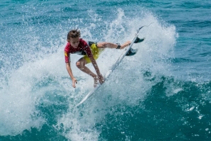Noa Dupoy: o surf maduro de um grom francês