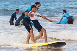 FAMOSOS APADRINHAM AÇÃO DE SURF ADAPTADO EM PENICHE