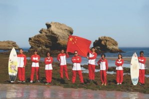 Membros da equipa nacional de surf da China com o treinador Peter Townend Foto:Michael Steele/Getty Images