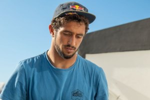 Lucas Chumbo regressa a casa de cadeira de rodas após acidente em Mavericks