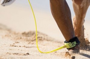 Leash bem ajustado é sinónimo de maior segurança para o surfista e para os que o rodeiam