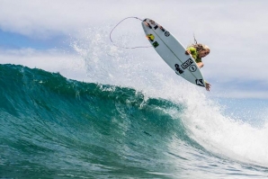 O grom Kyuss King a voar em Noronha.