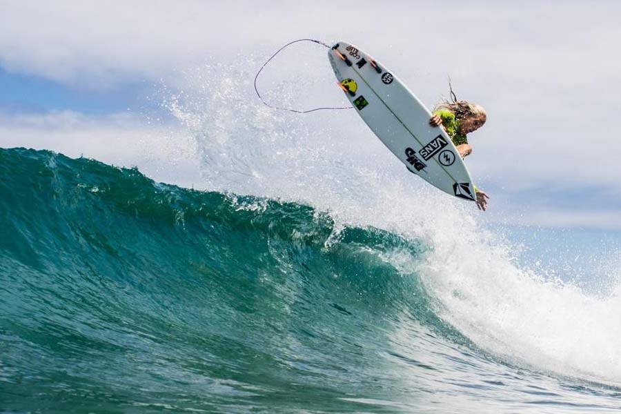 O grom Kyuss King a voar em Noronha.
