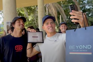 Gabriel Medina recebe Kelly Slater no Beyond The Club em São Paulo