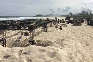 A estrutura começou a ser montada na praia esta terça-feira.