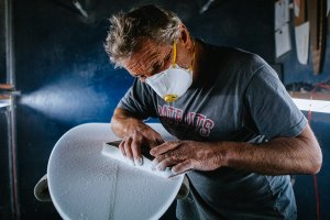 Nick Uricchio, shaper da Semente Surfboards, dinamiza sessão de live-shaping esta sexta-feira na Ericeira