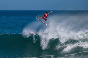 O campeão em título do evento, Italo Ferreira (BRA), voou pelos ares para conquistar um 9.33, a pontuação mais alta numa única onda até agora nesta edição, garantindo a passagem aos quartos-de-final do VIVO Rio Pro apresentado pela Corona Cero.