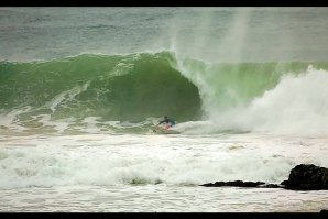 Joel Parkinson apanha susto em Snapper Rocks, Austrália