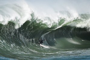 Nathan Florence surfa onda monstruosa no Brasil