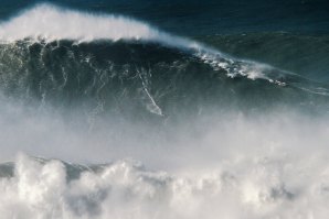 Rodrigo Coxa a dropar aquela que é agora considerada a maior onda já alguma vez surfada no Planeta Terra