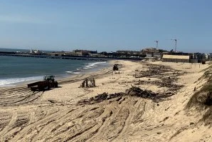 Foto/ intervenção de limpeza na Praia da Azurara, Vila do Conde