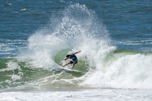 Michel Bourez é um dos surfistas que se encontra nos 1/4 de final.